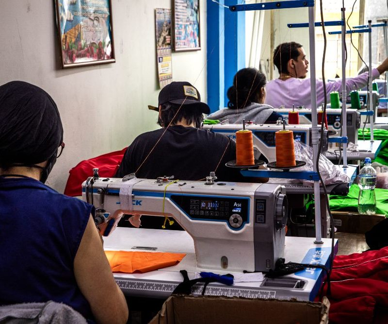 Imagen relacionada con un equipo de trabajadoras en una empresa de confección