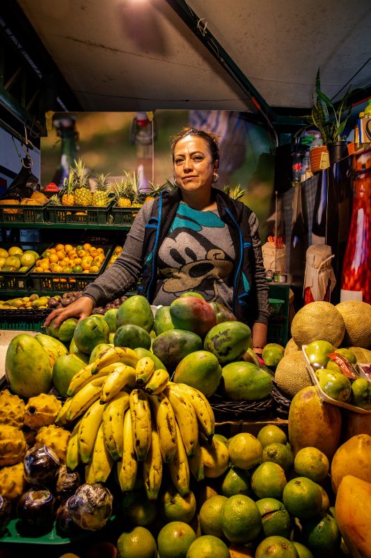 Imagen relacionada con una mujer en un puesto de frutas y verduras