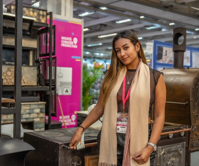 Imagen relacionada con mujer emprendedora en su local