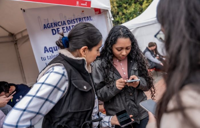 Imagen relacionada con un grupo de mujeres jóvenes en una feria de empleo