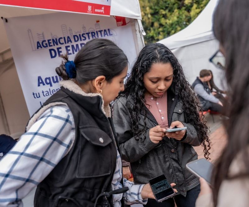 Imagen relacionada con un grupo de mujeres jóvenes en una feria de empleo