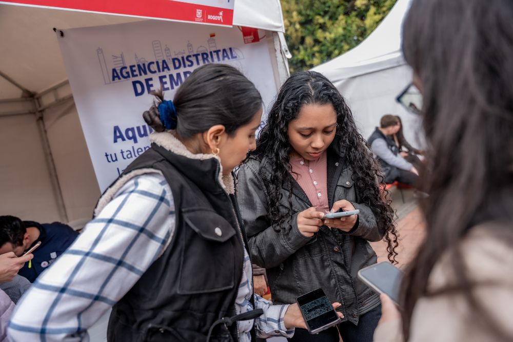 Imagen relacionada con un grupo de mujeres jóvenes en una feria de empleo