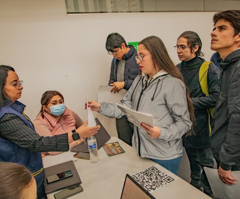 Imagen relacionada con jóvenes en una feria de empleo