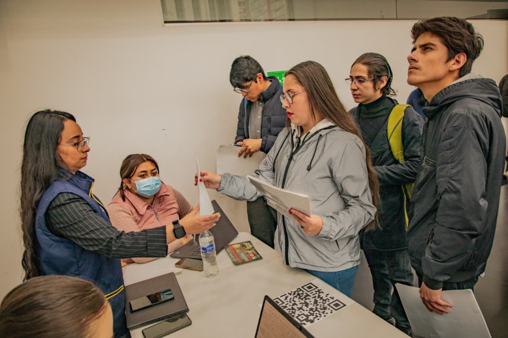 Imagen relacionada con jóvenes en una feria de empleo