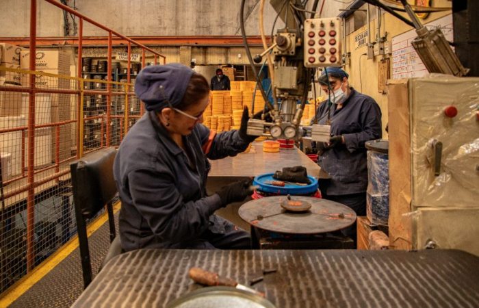 Imagen relacionada con un grupo de trabajadores que laboran en una planda industrial