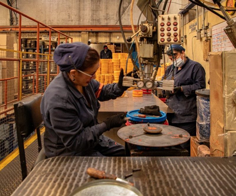 Imagen relacionada con un grupo de trabajadores que laboran en una planda industrial