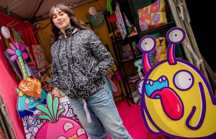 Imagen relacionada con mujer emprendedora en un local exhibido en el marco de una feria del Distrito