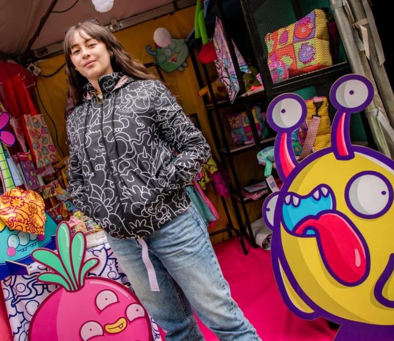 Imagen relacionada con mujer emprendedora en un local exhibido en el marco de una feria del Distrito