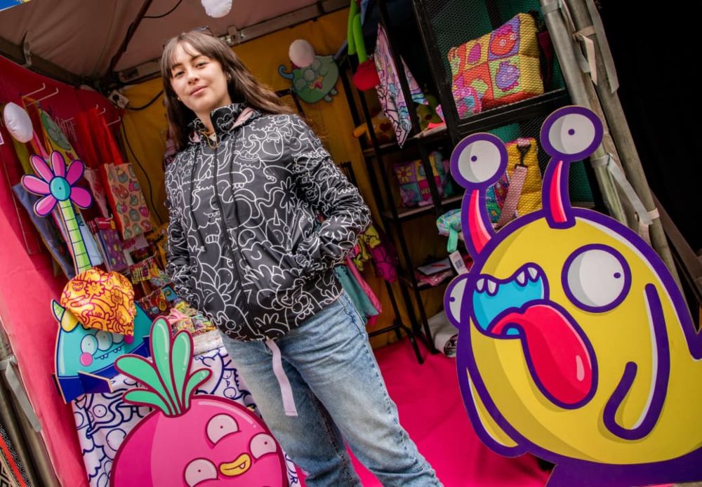 Imagen relacionada con mujer emprendedora en un local exhibido en el marco de una feria del Distrito