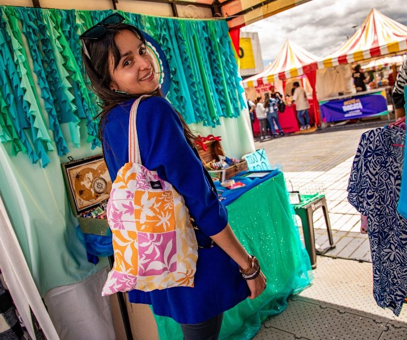 Imagen relacionada con mujer emprendedora en su local