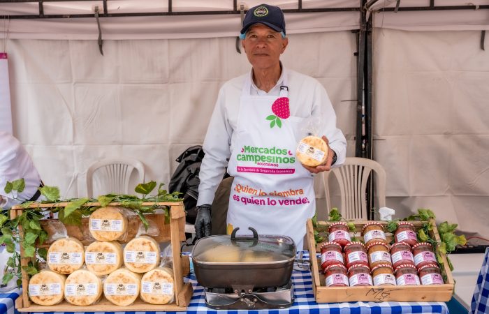 Imagen relacionada con un productor rural que exhibe sus productos en un mercado campesino