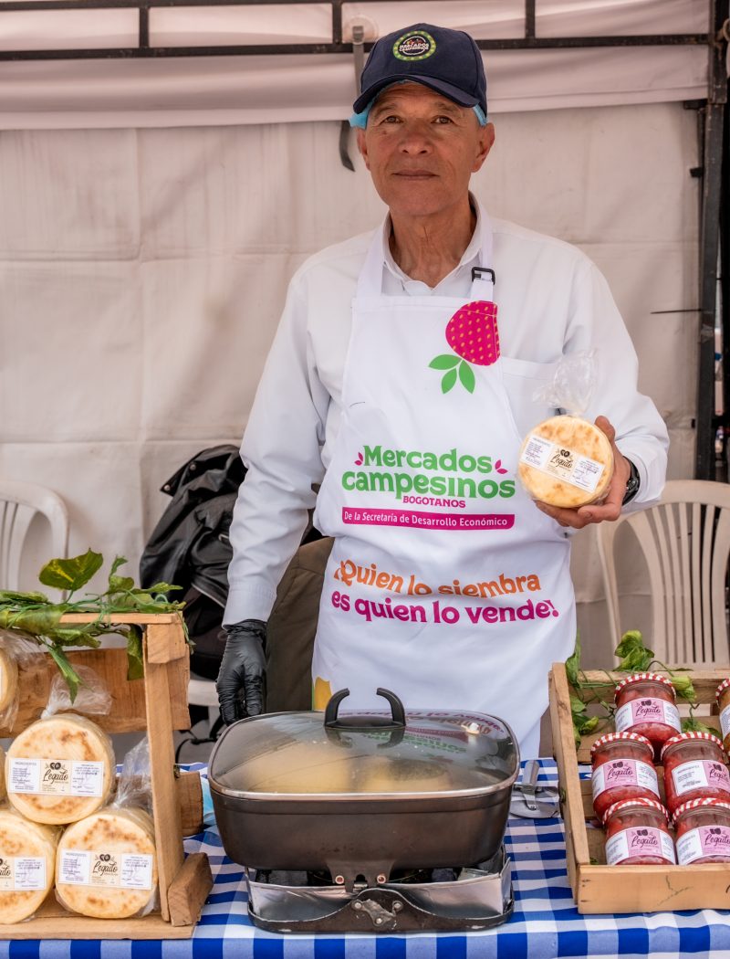 Imagen relacionada con un productor rural que exhibe sus productos en un mercado campesino
