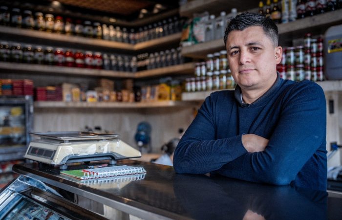 Imagen relacionada con un propietario de un negocio local que exhibe sus productos