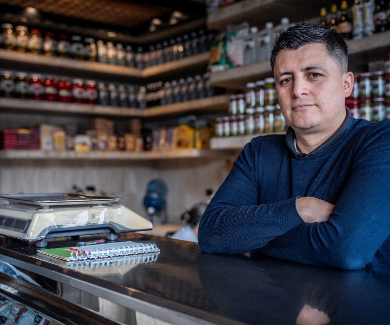 Imagen relacionada con un propietario de un negocio local que exhibe sus productos