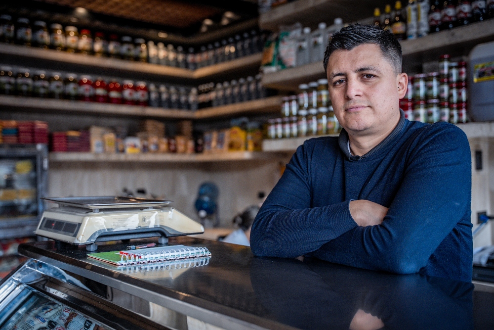 Imagen relacionada con un propietario de un negocio local que exhibe sus productos