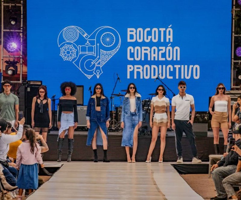 Imagen relacionada con desfile de modas en San Victorino