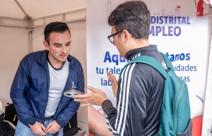 Imagen relacionada con un grupo de personas en feria de empleo