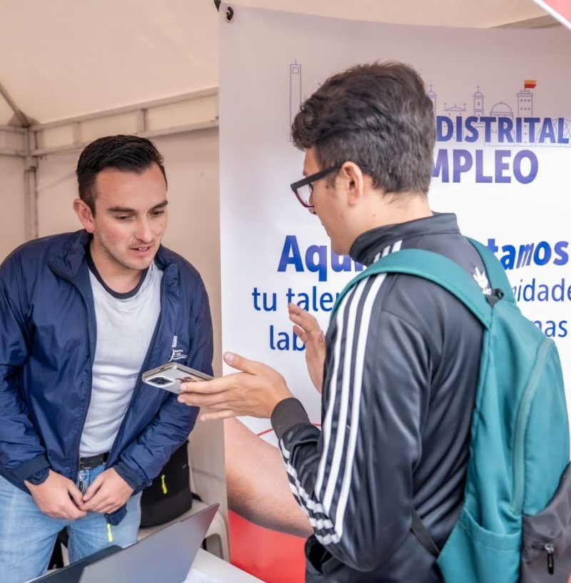 Imagen relacionada con un grupo de personas en feria de empleo