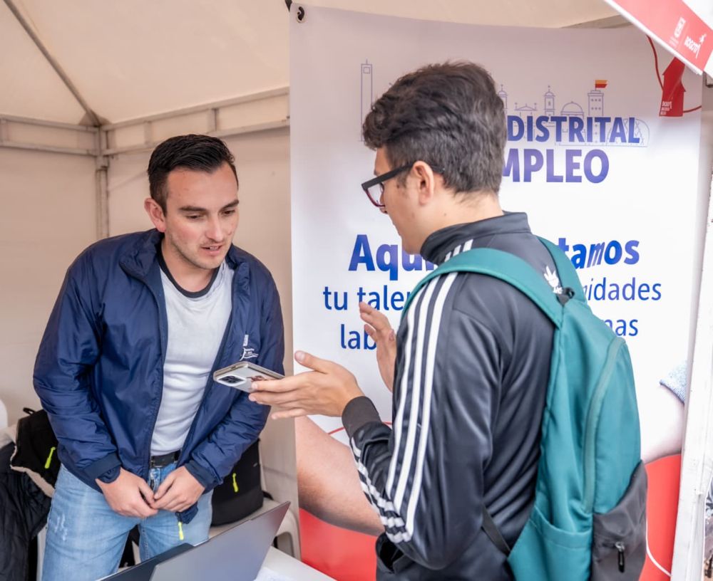 Imagen relacionada con un grupo de personas en feria de empleo
