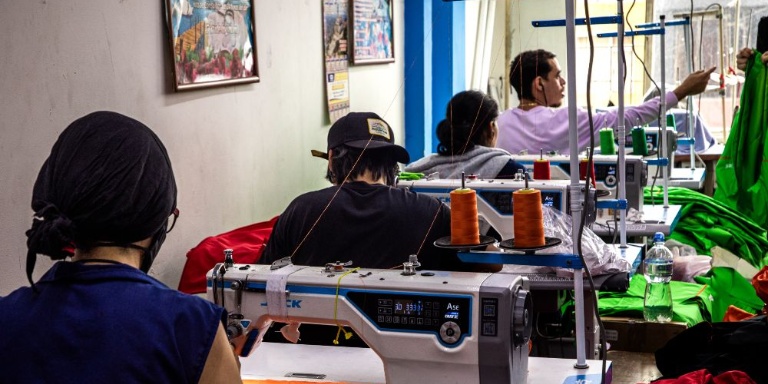Imagen relacionada con un equipo de trabajadoras en una empresa de confección