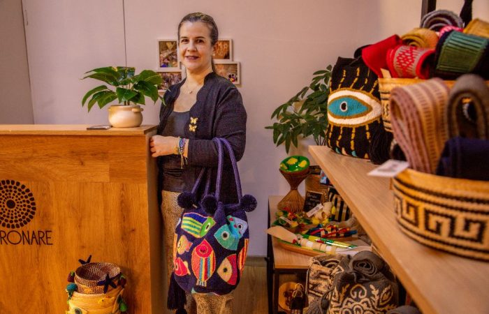 Imagen relacionada con una mujer emprendedora en un negocio de Usaquén