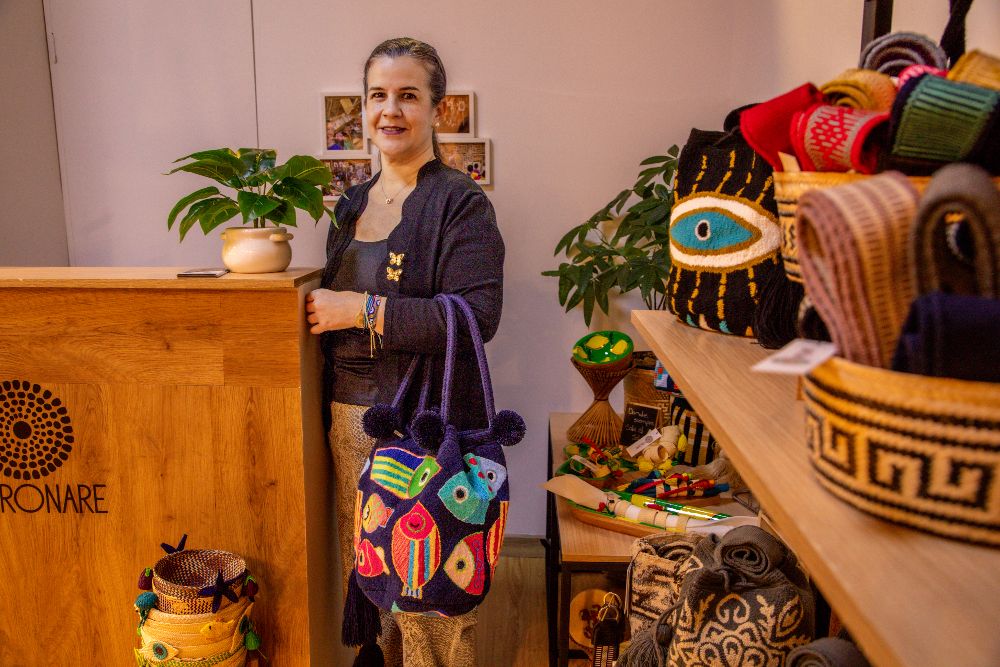 Imagen relacionada con una mujer emprendedora en un negocio de Usaquén