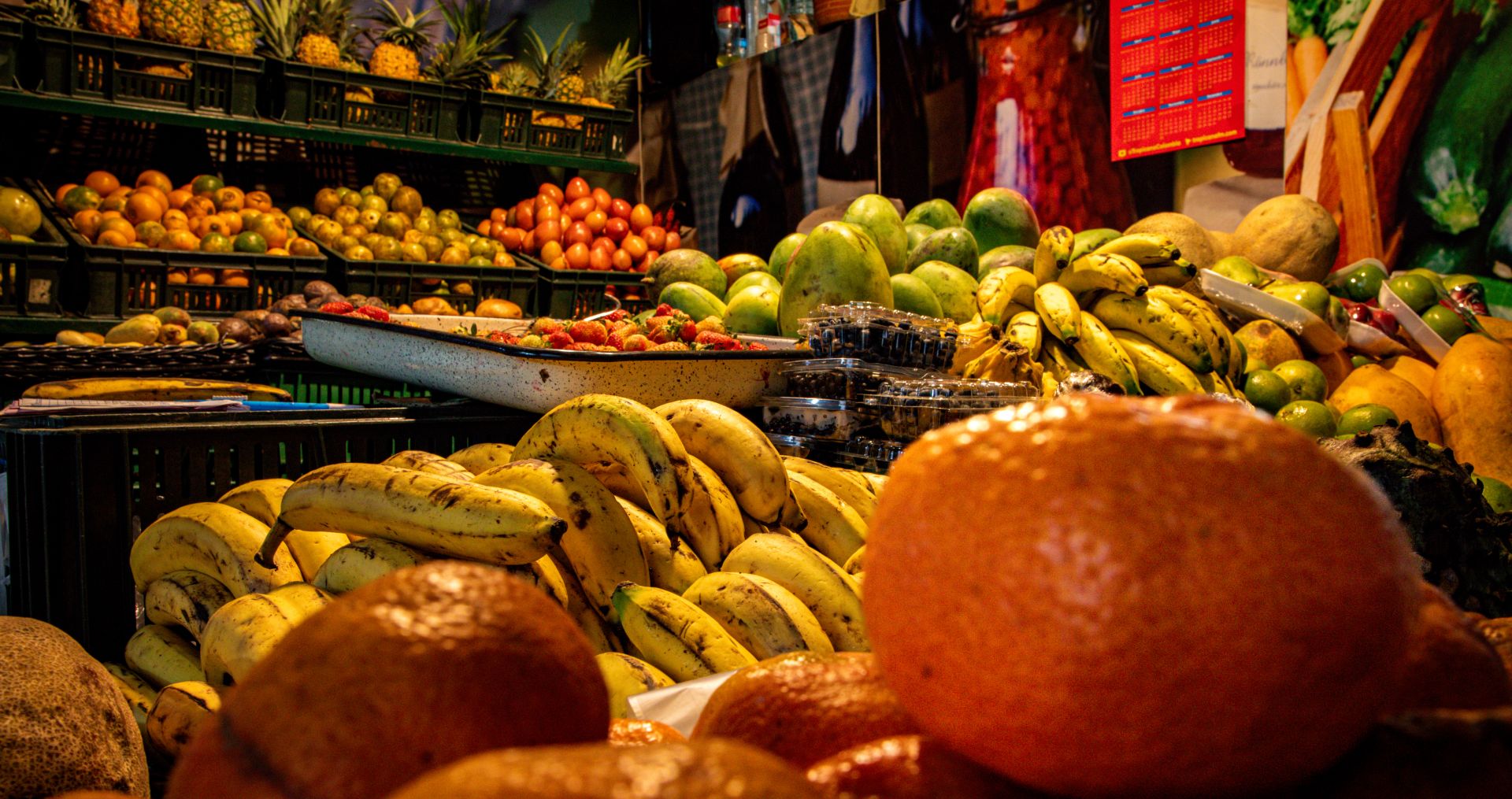 Foto relacionada con frutas y verduras en una plaza de mercado de Bogotá