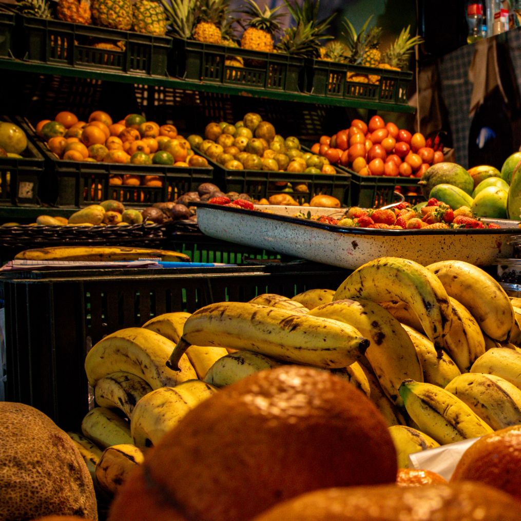 Foto relacionada con frutas y verduras en una plaza de mercado de Bogotá