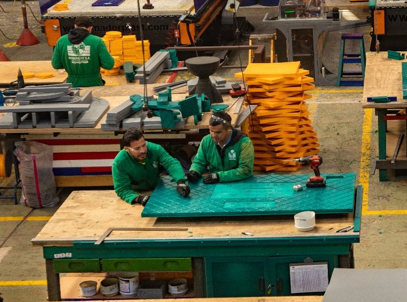 Imagen relacionada con un grupo de trabajadores en una empresa de producción de empaques