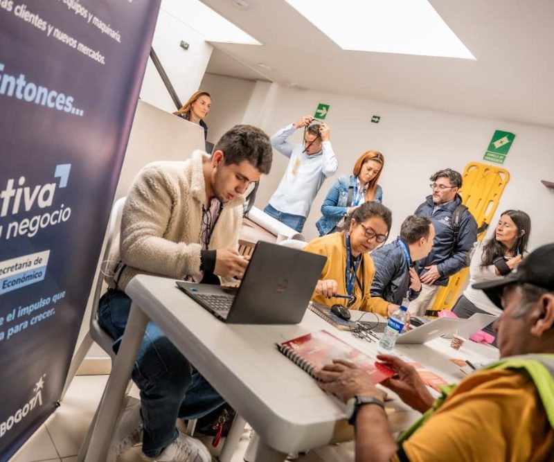 Imagen relacionada con un grupo de personas que aissten a una feria de inclusiòn financiera