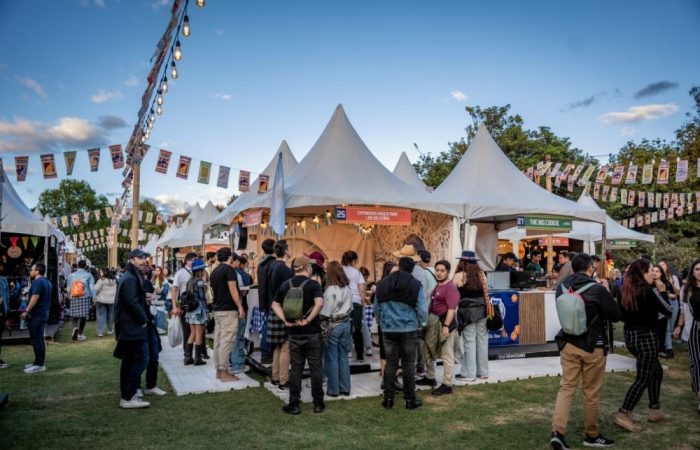 Imagen relacionada con un grupo de personas en un evento masivo