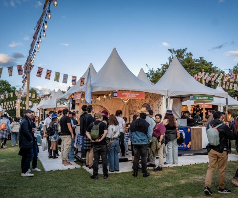 Imagen relacionada con un grupo de personas en un evento masivo