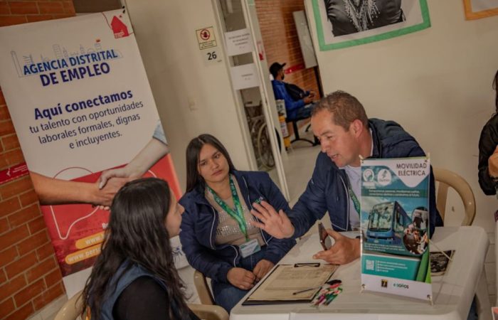 Imagen relacionada con personas en una feria de empleo