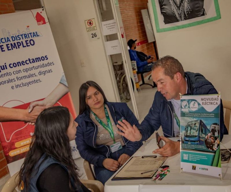 Imagen relacionada con personas en una feria de empleo