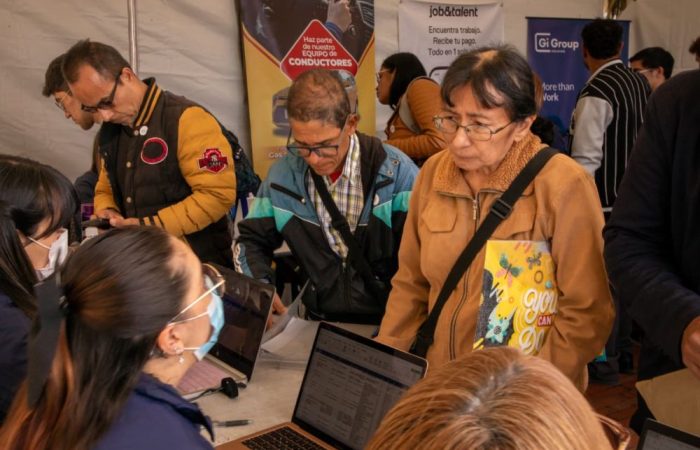 Imagen relacionada con personas mayores de 50 años en una feria de empleo