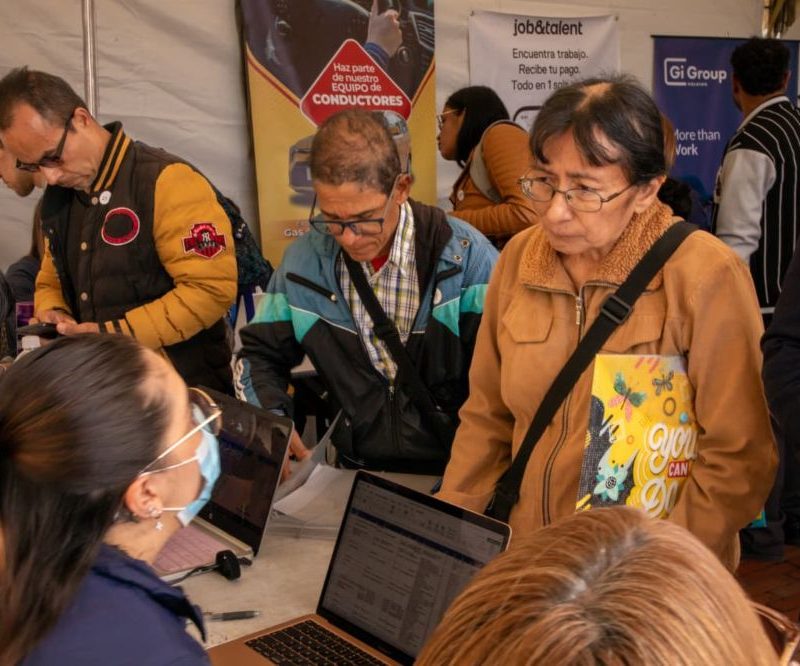 Imagen relacionada con personas mayores de 50 años en una feria de empleo