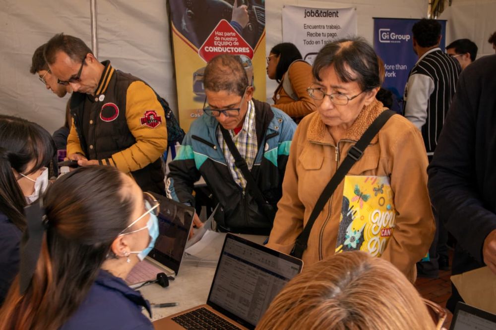 Imagen relacionada con personas mayores de 50 años en una feria de empleo