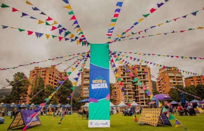 Imagen relacionada con feria de Hecho en Bogotá, con banderines y valla