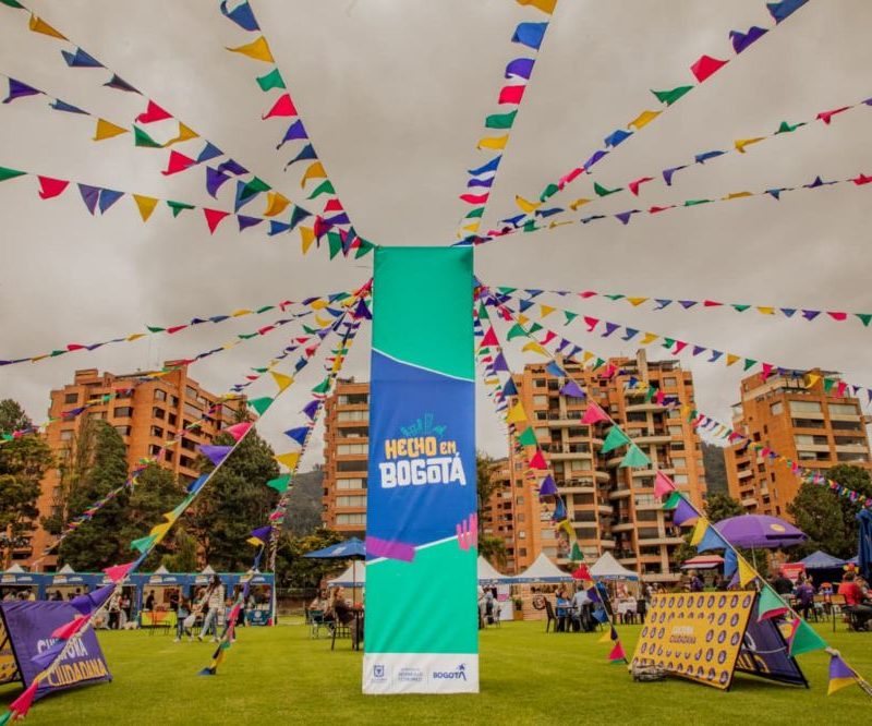Imagen relacionada con feria de Hecho en Bogotá, con banderines y valla