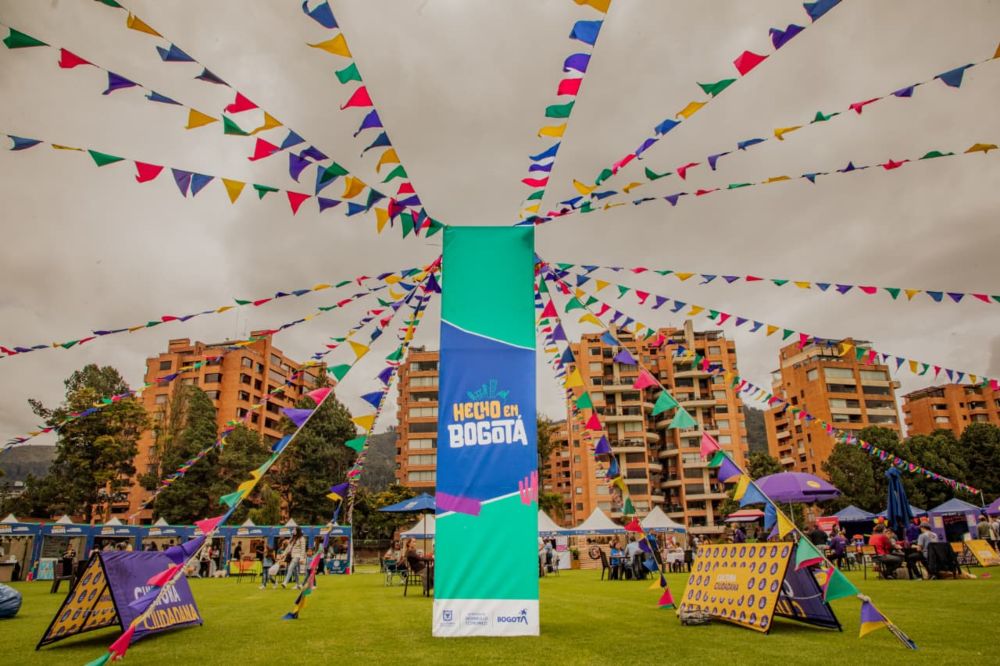 Imagen relacionada con feria de Hecho en Bogotá, con banderines y valla