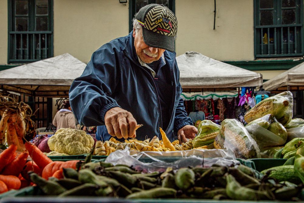 Imagen relacionada con persona mayor en un mercado campesino