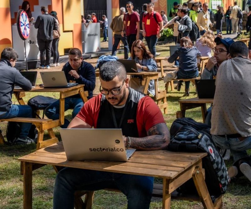 Imagen de jóvenes en una sala con equipos de cómputo