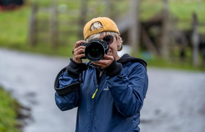 Imagen relacionada con una joven que toma una fotografía