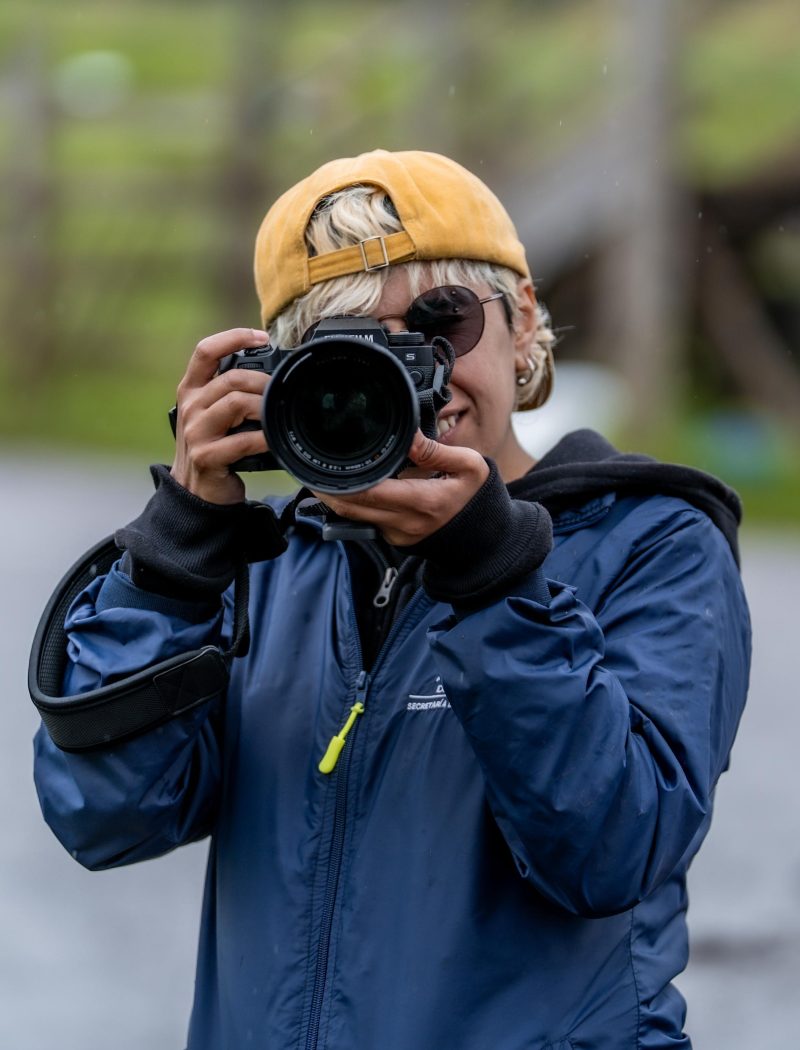 Imagen relacionada con una joven que toma una fotografía