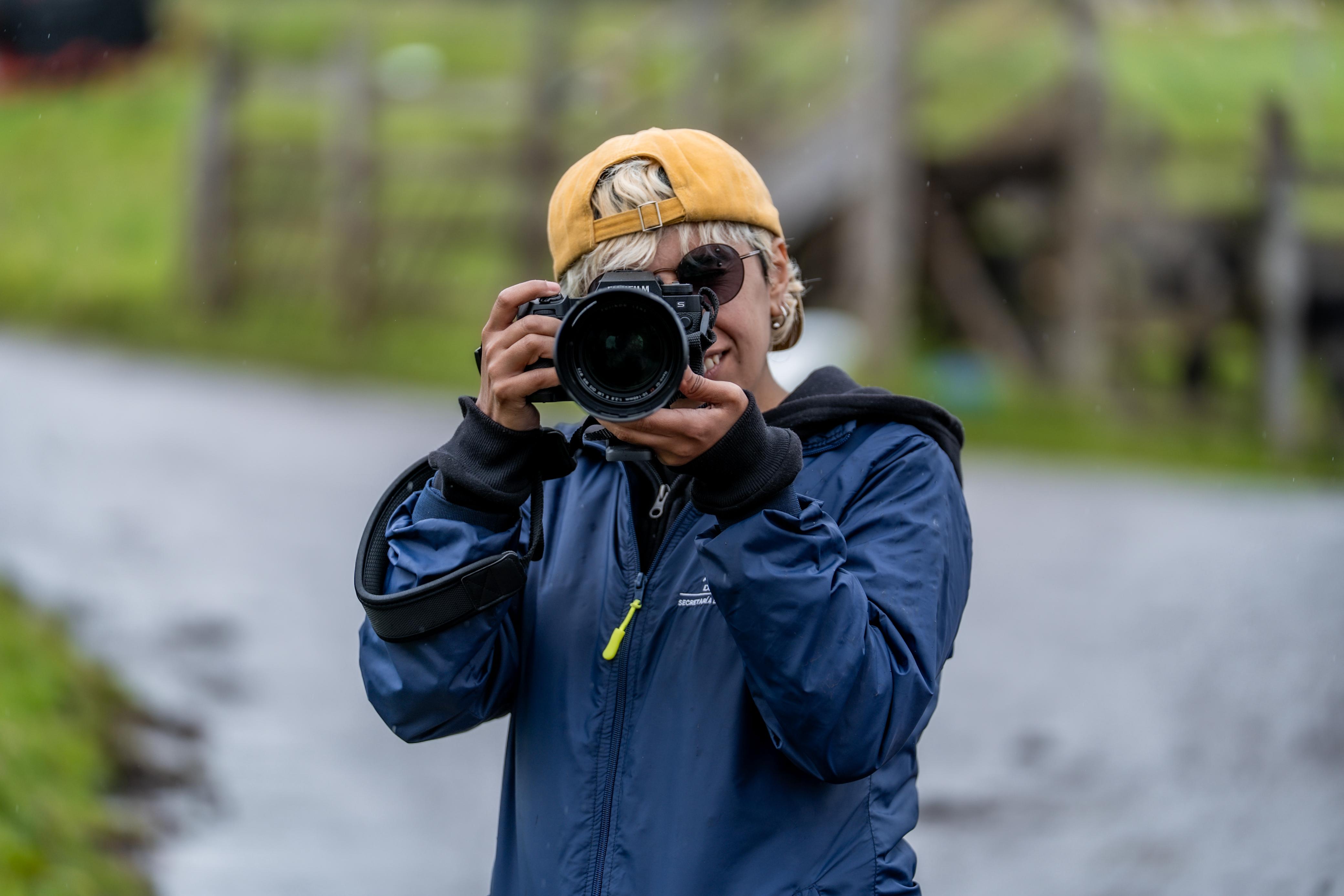 Imagen relacionada con una joven que toma una fotografía
