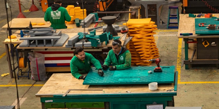 Imagen relacionada con dos personas en el proceso de producción de empaques