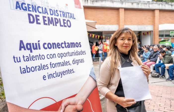 Imagen relacionada con una mujer que asiste a una feria de empleo