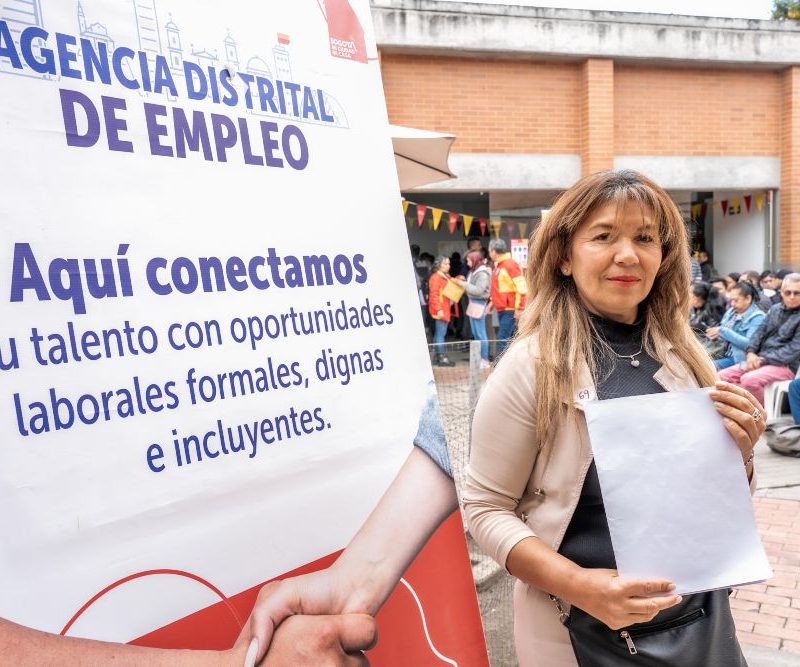 Imagen relacionada con una mujer que asiste a una feria de empleo