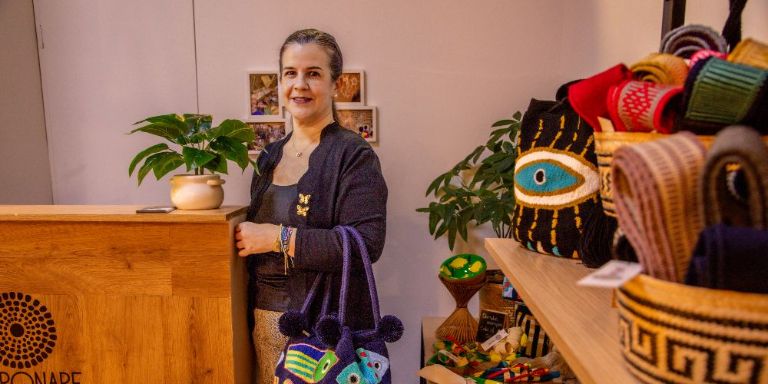 Imagen relacionada con una mujer emprendedora en un negocio de Usaquén