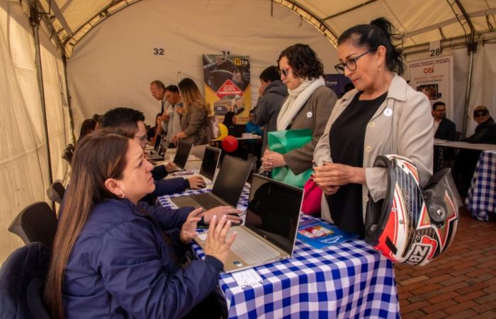 Imagen relacionada con una mujer en la inscripción de una feria de empleo
